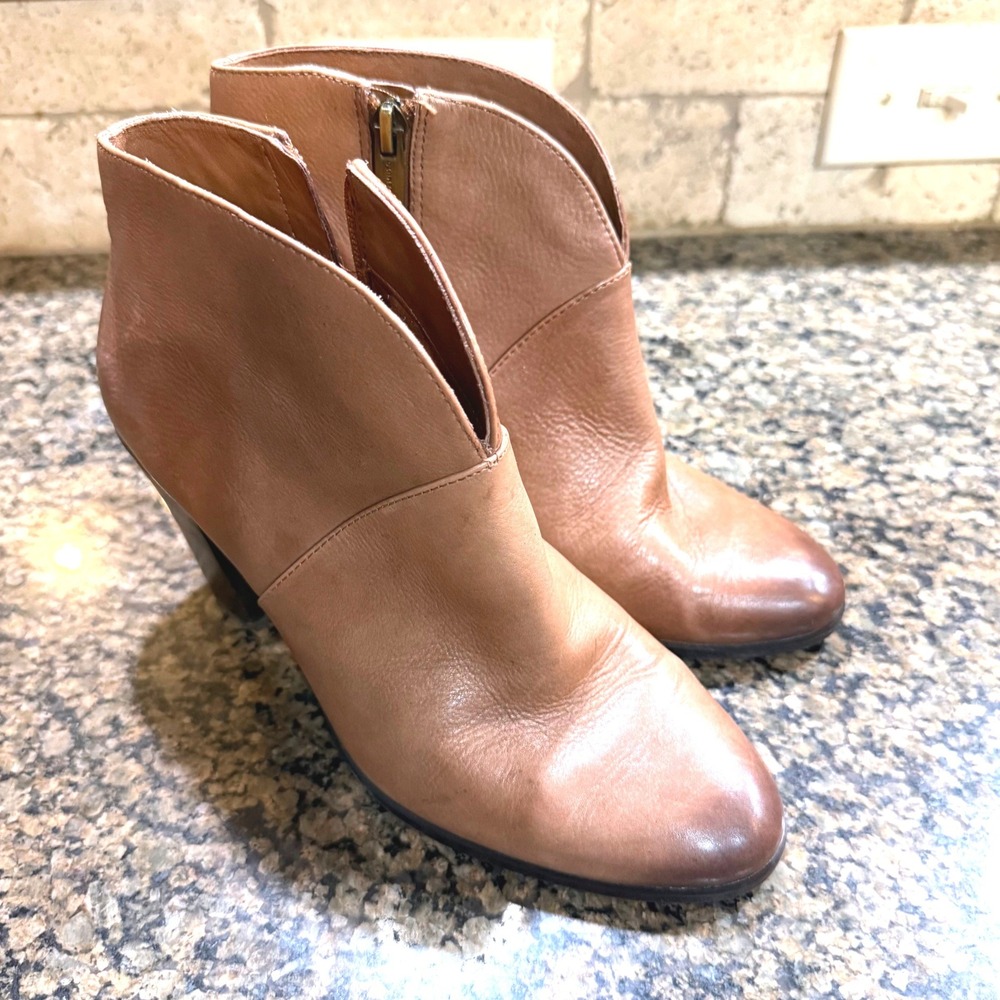 Vince Camuto VC-FRANEL Tan Leather V-Cut Ankle Booties Block Heel Mens 7M 37